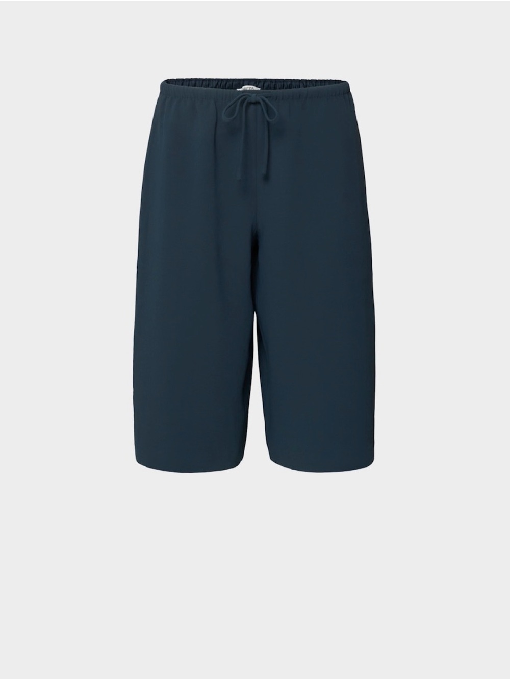 Aritzia Women’s Crepette Jetway long shorts Navy